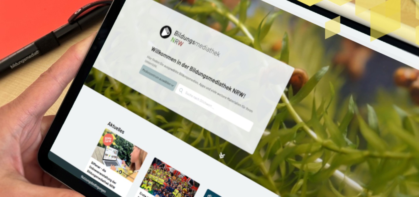 Person hält ein Tablet in der Hand und schaut sich die neue Startseite der Bildungsmediathek NRW an