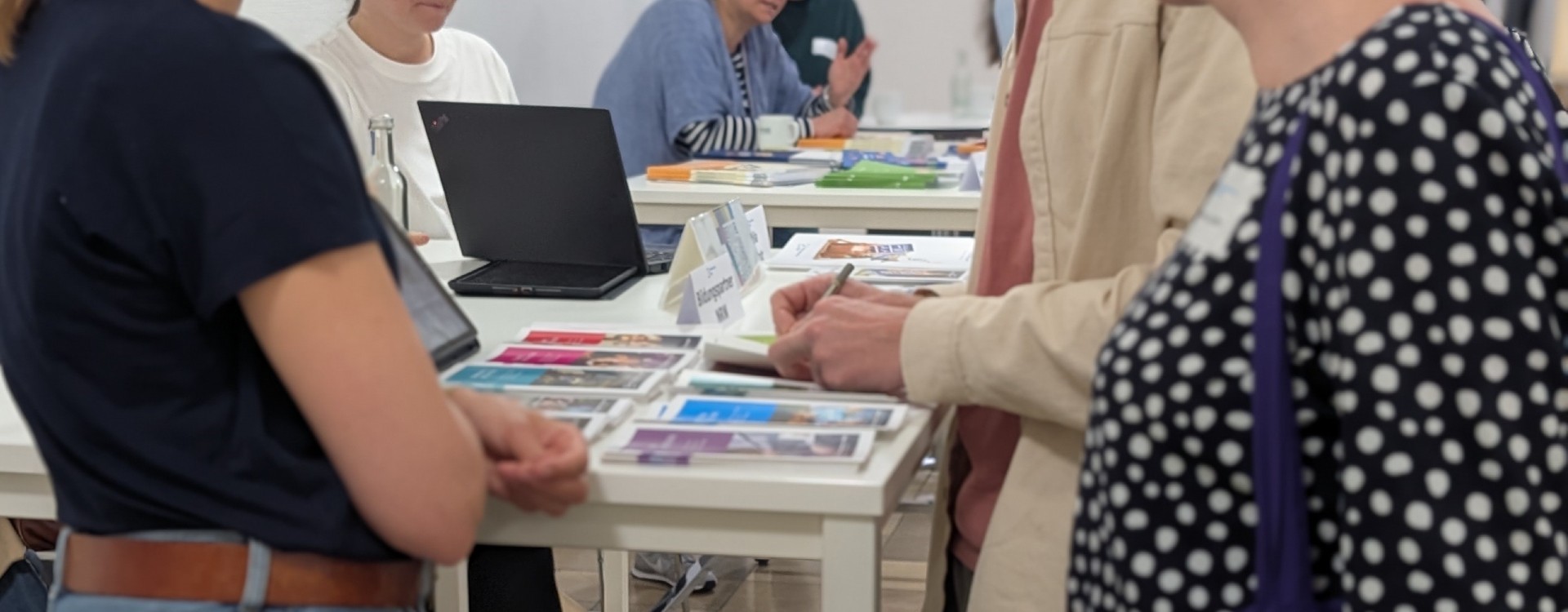 Kooperationspartner und Teilnehmende auf dem Markt der Möglichkeiten während der Qualifizierungsmaßnahme der Medienberatenden.