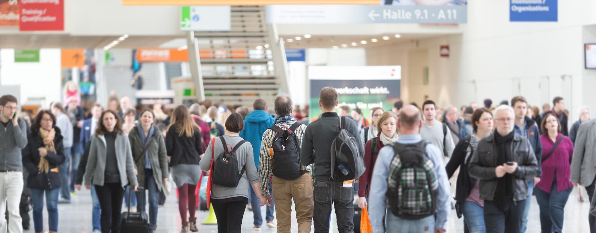 Menschenmenge bei einer Bildungsmesse